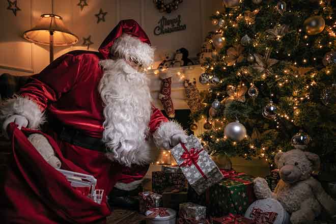PROMO Miscellaneous - Santa Gift Present Toys Tree Holiday Christmas - iStock - Nastco